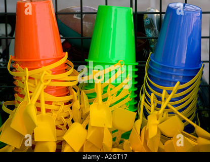Trois pelles et seaux jouets colorés Banque D'Images