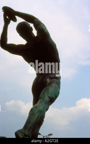 Staue de lanceur de disque en face de stade Panathinaikos Athènes Grèce Banque D'Images