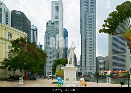 Raffles Place en 2004, Singapour avec statue de Sir Stamford Raffles, fondateur de Singapour moderne. Derrière les bâtiments sont de la sphère financière. Banque D'Images