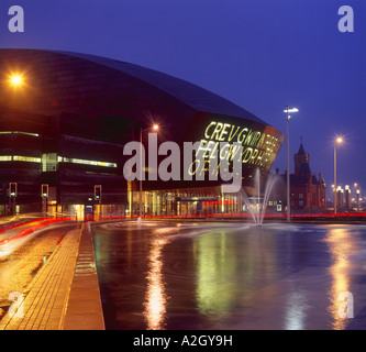 Le Canolfan Mileniwm Cymru Wales Millennium Centre de Cardiff Bay dans la nuit Banque D'Images