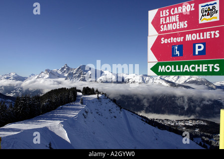 Vue sur la station de ski des Carroz en Savoie de la France Banque D'Images