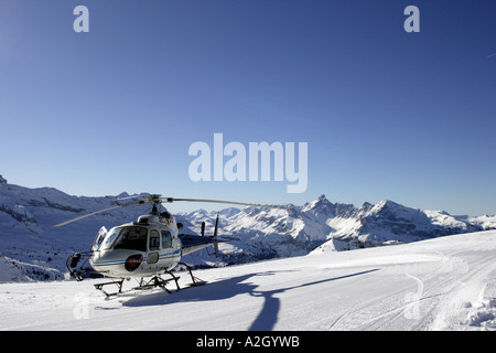 Un hélicoptère de sauvetage alpin atterrit sur les Carroz Flaine Grand Massif en Savoie dans les Alpes Françaises Banque D'Images