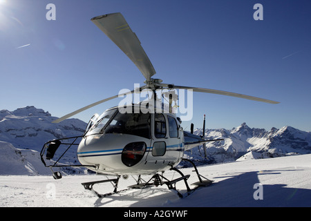 Un hélicoptère de sauvetage alpin atterrit sur les Carroz Flaine Grand Massif en Savoie dans les Alpes Françaises Banque D'Images