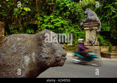 Indonésie Bali Ubud Monkey Forest monkey Sanctuary sculptures à l'entrée de la route de conduite motocycliste passé Banque D'Images