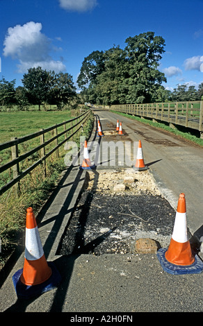 La réfection des routes sur la route près du village de Lacock dans le Wiltshire England UK UE Banque D'Images