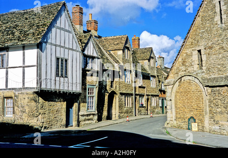 Période d'anciennes maisons en pierre du village patrimoine Garbsen Lacock Angleterre UK UE Banque D'Images