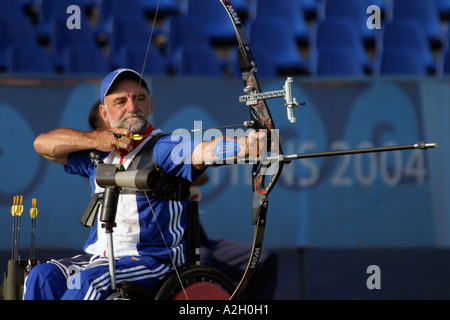 Jim Buchanan de Grande-Bretagne est en concurrence au cours de la mens Personne W2 au cours de la compétition de tir à l'Jeux paralympiques d'Athènes Banque D'Images