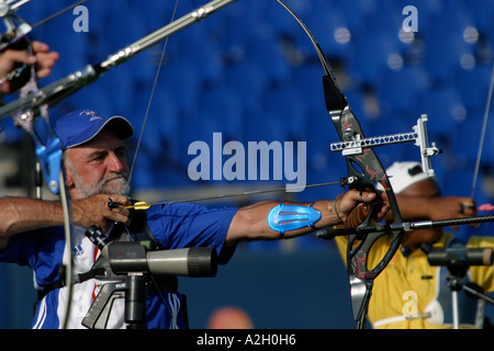 Jim Buchanan de Grande-Bretagne est en concurrence au cours de la mens Personne W2 au cours de la compétition de tir à l'Jeux paralympiques d'Athènes Banque D'Images