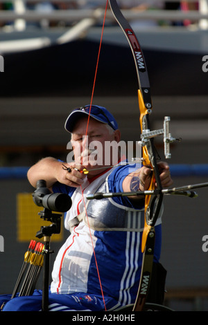 Alexander Gregory de Grande-Bretagne est en concurrence pour la mens Personne W2 au cours de la compétition de tir à l'Jeux paralympiques d'Athènes Banque D'Images