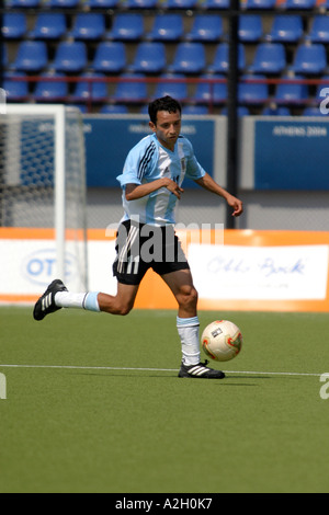 Javier Sosa de l'Argentine au premier tour de la compétition de football à 7 a l'égard de l'Ukraine au cours de l'Athènes 2004 Jeux paralympiques Banque D'Images