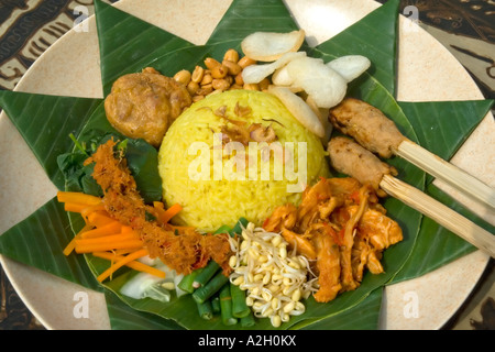 Indonésie Bali Ubud cooking class Nasi Kuning riz jaune parfumé Banque D'Images