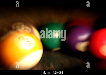 Photo floue de boules de billard dans un billard Banque D'Images