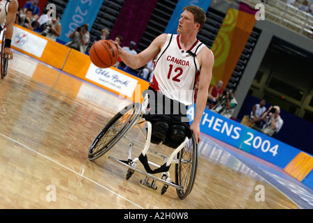Patrick Anderson le capitaine des Canadiens dans le dernier match de basket-ball médaille d'or entre le Canada et l'Australie 2004 Athènes Paralym Banque D'Images
