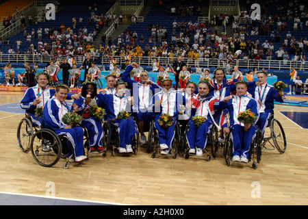 Les Britanniques mens paralympiques d'équipe de basket-ball en fauteuil roulant montrent leurs médailles de bronze pour les Jeux paralympiques d'Athènes Banque D'Images