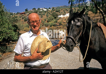 Pepe un ancien travailleur agricole avec son cheval à la Finca el Cerrillo Andalousie Espagne Banque D'Images