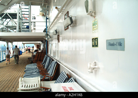 Bateau de croisière en Méditerranée à bord tôt le matin, les marcheurs faisant 5 fois le tour de pont à un mille de l'exercice avec wall sign Banque D'Images