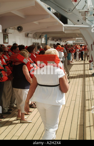 Les passagers des navires de croisière de la Méditerranée à bord d'un paquebot de sauvetage d'abandon du navire portant exercice d'évacuation gilets surnommé Mae West Banque D'Images