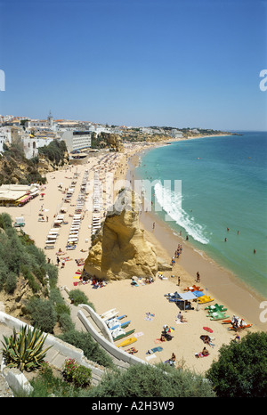 Portugal, Algarve, Albufeira plage principale avec rock Peneco Banque D'Images