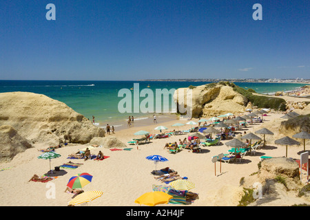 Le Portugal, l'Algarve, petite crique à Praia da Gale, près de Albufeira, montrant le restaurant de la plage Banque D'Images