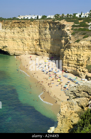 Le Portugal, l'Algarve, la plage de Centianes, près de Carvoeiro en été Banque D'Images