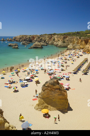 Le Portugal l'Algarve, Praia de Vau (près de Praia da Rocha) à l'été, parasols, plage et les rochers Banque D'Images