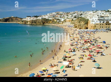 Portugal Algarve Albufeira ville et de la plage des pêcheurs en été Banque D'Images