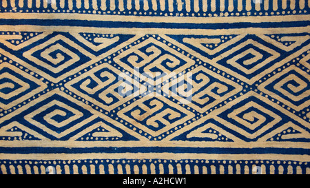 À motifs Batik teint indigo tissu cérémoniel de la Tana Toraja de Sulawesi Indonésie Central Highlands Banque D'Images