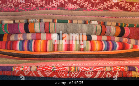 Pile de tissus andine du Pérou et de la Bolivie, vendus dans les marchés de La Paz Bolivie et Pérou Pisac Cuzco Banque D'Images