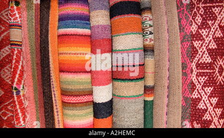 Pile de tissus andine du Pérou et de la Bolivie, vendus dans les marchés de La Paz Bolivie et Pérou Pisac Cuzco Banque D'Images