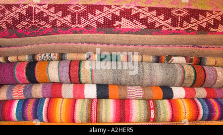 Pile de tissus andine du Pérou et de la Bolivie, vendus dans les marchés de La Paz Bolivie et Pérou Pisac Cuzco Banque D'Images