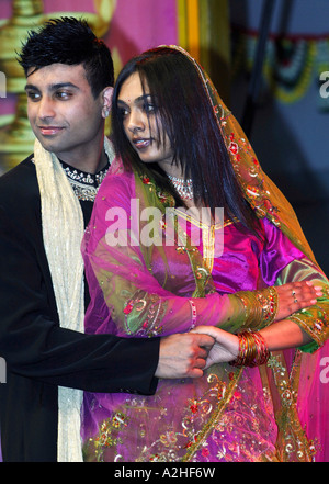 Les jeunes modèles sur podium, défilé de mode indienne moderne, Diwali Festival de lumière, novembre 2006 Auckland Nouvelle Zélande Banque D'Images