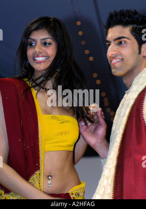 Modèles sur podium, défilé de mode indienne moderne, Diwali Festival de lumière, novembre 2006 Auckland Nouvelle Zélande Banque D'Images