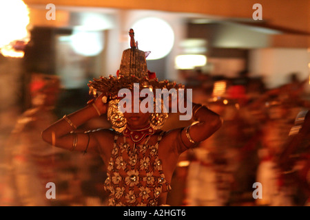 Dans la grande danseuse ornée Kandy Esala Perahera festival à Kandy, Sri Lanka Banque D'Images