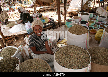 Jeune femme vendant du café dans la région de Bahar Dar (Ethiopie) Banque D'Images