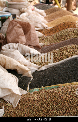 Le café et les céréales sur le marché principal, Bahar Dar (Ethiopie) Banque D'Images