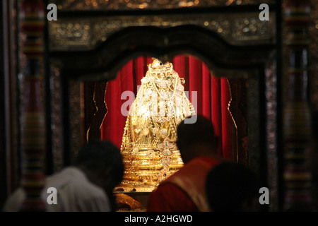 Gold cercueil contenant la dent de Bouddha, le Sri Dalada Maligawa (Temple de la dent) Banque D'Images
