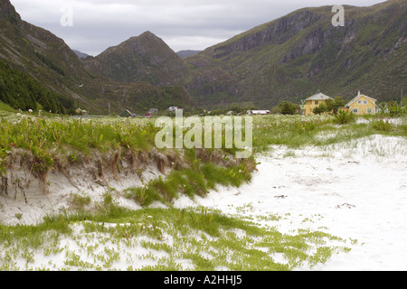 Vue sur la montagne de Refviksanden beach, île de Vagsoy, Sogn og Fjordane, Norvège Banque D'Images