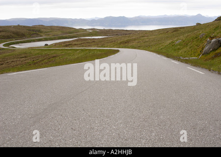 Route à travers les montagnes, l'île de Vagsoy, Sogn og Fjordane, Norvège Banque D'Images