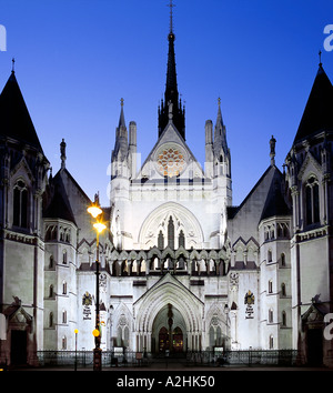 La Royal Courts of Justice à Londres au crépuscule. Photographié sur 6X7 de film. Banque D'Images