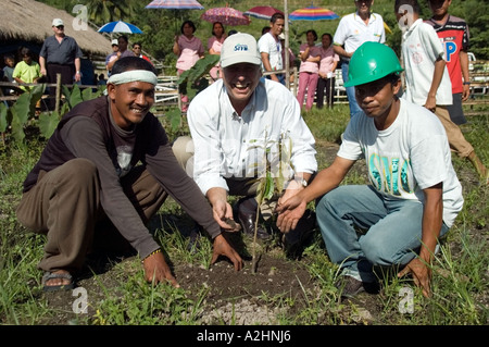 Conservation et les efforts des communautés locales, de cuivre de Tampakan, South Cotabato, le sud de Mindanao, aux Philippines. La plantation d'arbres. Banque D'Images