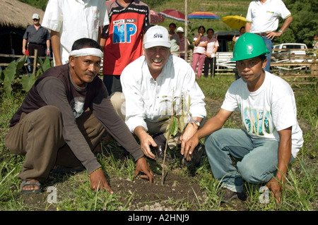 Conservation et les efforts des communautés locales, de cuivre de Tampakan, South Cotabato, le sud de Mindanao, aux Philippines. La plantation d'arbres. Banque D'Images