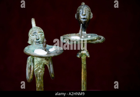 Homme et Femme bronze coulé figurines porte-bougie. DSC 8227 Banque D'Images