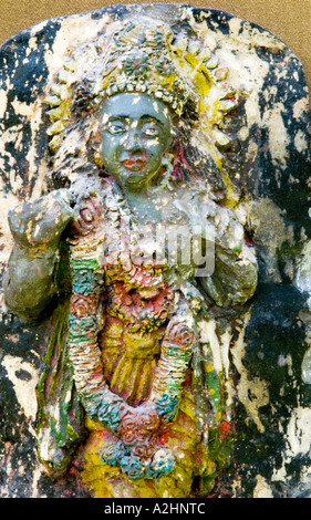 Petite décoration murale peinte en argile représentant le dieu Seigneur Krishna, d'un temple au Népal, Asie. DSC 8243 Banque D'Images