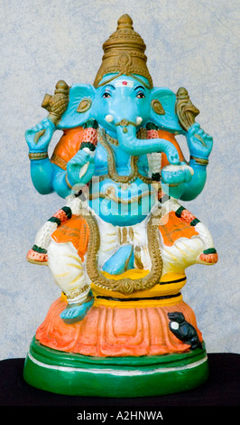 Papier mâché peint de couleurs vives, la figure du Seigneur Ganesh, le dieu Hindou à la tête d'éléphant. DSC 8246 Banque D'Images