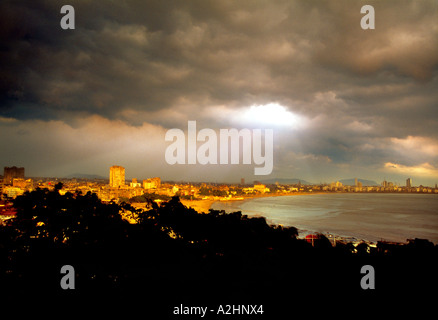 Chaupatty plage sous les nuages de mousson. Avis de Malabar hill. Banque D'Images