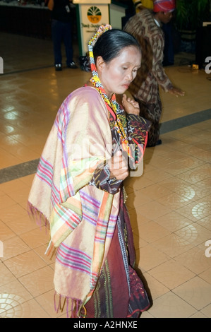 Bilaan ethnique tribu de Tampakan, l'île de Mindanao, Sud des Philippines, effectuer des danses traditionnelles dans la ville de General Santos. Banque D'Images