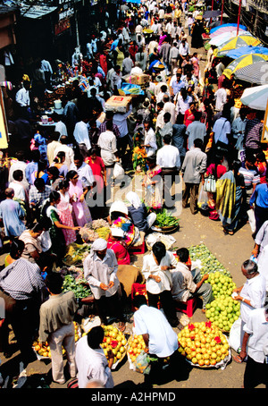 L'inimaginable buzz le marché de fruits de l'Ouest, Dadar Mumbai en ébullition la foule des acheteurs et des vendeurs. Asie Inde
