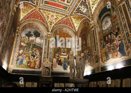 Les fresques de Pinturicchio à l'intérieur de la Bibliothèque Piccolomini au Duomo, à Sienne, Toscane, Italie centrale Banque D'Images