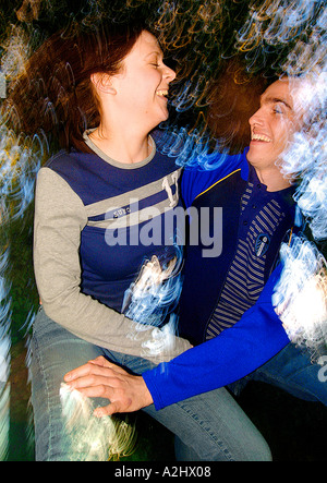 L'homme et la femme de 20 à 25 ans dans une étreinte aimante. L'image est en couleur et est flou. Banque D'Images