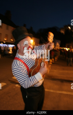 Clown participant au festival annuel des chandelles Summerset Dunster Banque D'Images